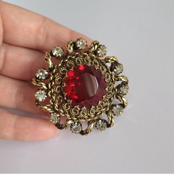 Vintage Antique Gold Brass Chunky Ruby Red Cabochon Victorian Crystal Brooch - Picture 5 of 8